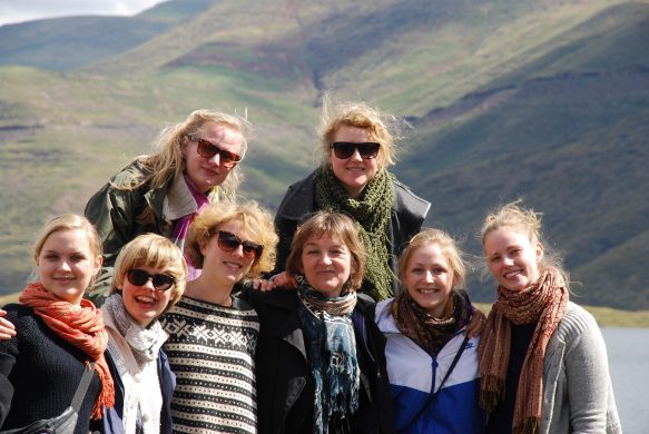 Baobab Singers og leder Rikke Forchhammer ved Mahale Dam, Lesotho 2011.
