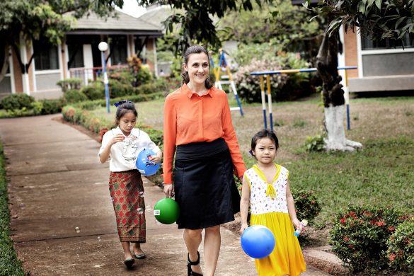 paula_guillet_de_monthoux_under_en_rejse_til_sos-boernebyerne_i_laos_foto