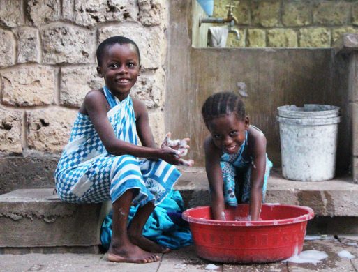 partnerskabet_med_siemens_solar_og_iug_vil_blandt_andet_renovere_disse_to_pigers_hjem_i_sos-boernebyen_paa_zanzibar_foto_line_grove_hermansen