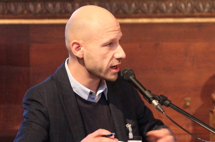 1280px-2010-01-16_adam_holm