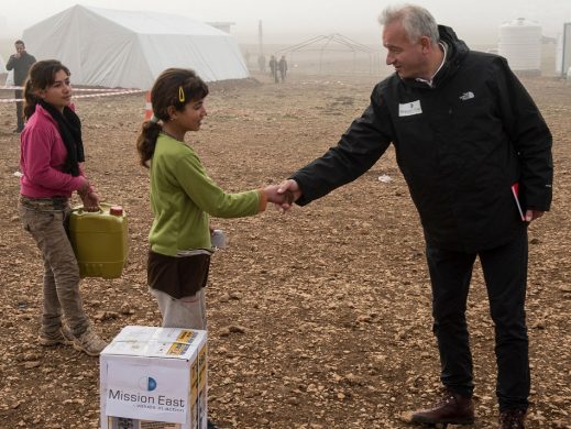 yezidipige_siger_tak_til_mission_oests_generalsekretaer_kim_hartzner_for_varmeapparat_og_braendstof_som_kan_holde_kulden_fra_teltdoeren_i_vinter