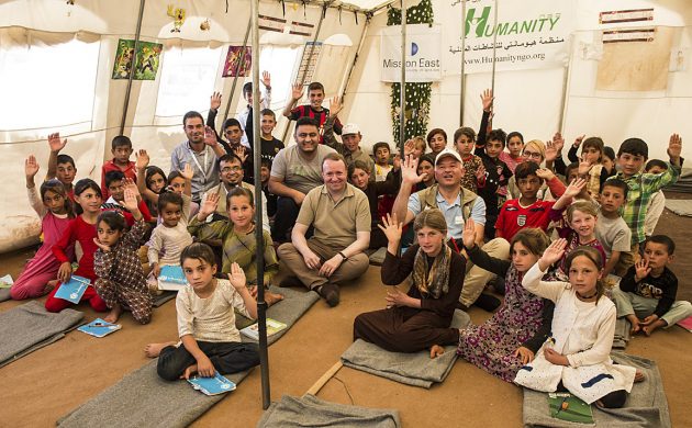 udenrigsordfoerer_michael_aastrup_jensen_v_og_generalsekretaer_kim_hartzner_sammmen_med_yezidiboern_paa_sinjar-bjerget_som_faar_psykisk_foerstehjaelp_paa_mission_oests_center