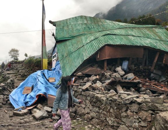 broken_house_at_chaurikharkanepal