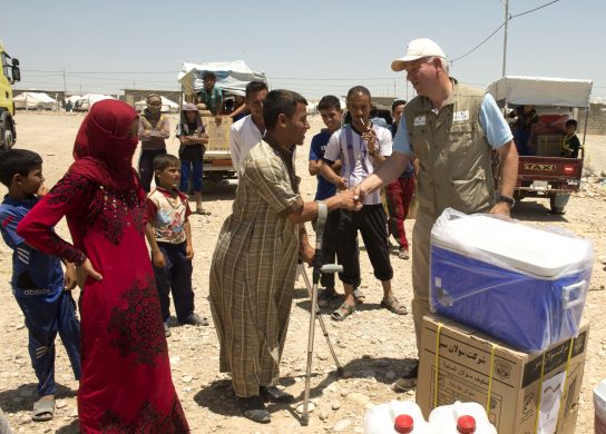 hassem_far_her_overrakt_koele-_og_hygiejneudstyr_af_generalsekretaer_kim_hartzner_fra_mission_oest