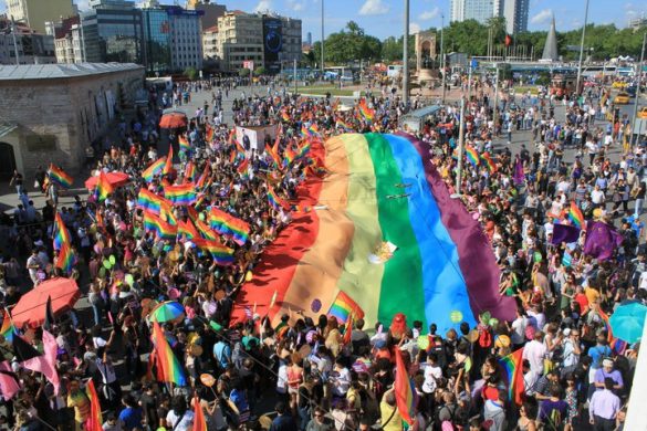 gay_pride_istanbul_at_taksim_square