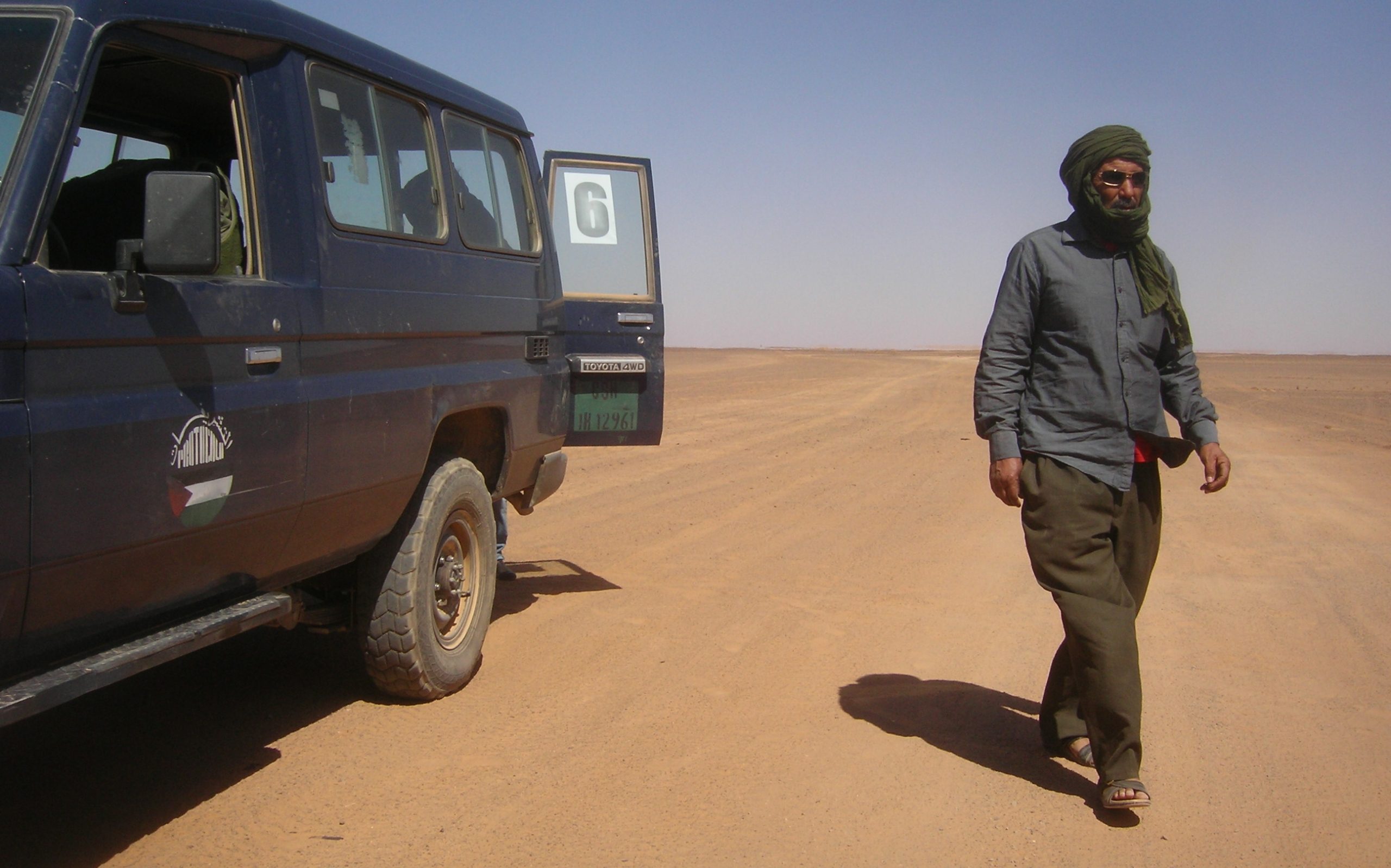 polisario-embedsmand_i_oerkenen_i_vestsahara_-_foto_af_peter_kenworthy