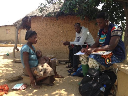 billede_til_blog_1_-_lokal_sundhedsmedarbejder_nadege_konsulterer_en_gravid_kvinde_og_hendes_datter