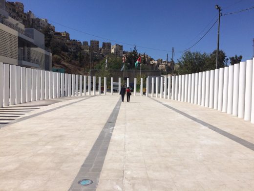 du_vil_blive_pavirket_nar_du_kommer_til_den_arabiske_verden_siger_rana_nejem_torv_i_centrum_af_amman_2