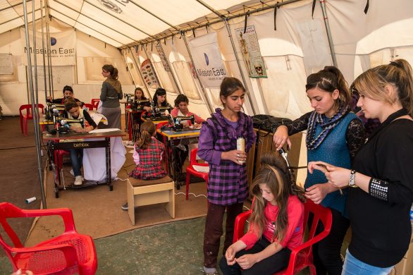 yezidi-pigerne_paa_mission_oests_ungdomscenter_har_selv_oensket_at_laere_frisoerfaget_og_at_sy_t-shirts_skjorter_og_kjoler