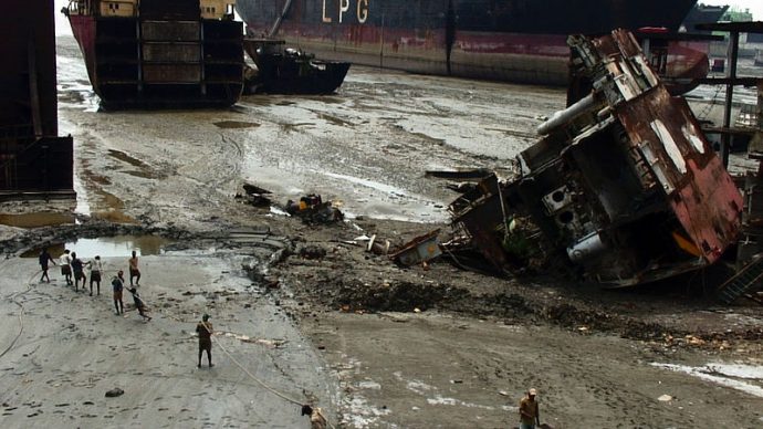 800px-jafrabad_chittagong_shipbreaking_4