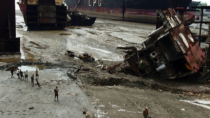 800px-jafrabad_chittagong_shipbreaking_4