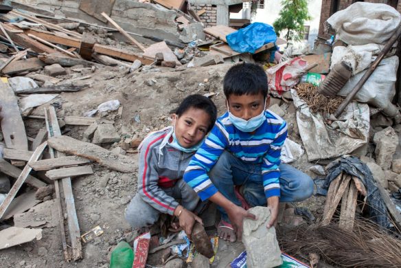 nepal_missoest_boern_roder_i_murbrokkerne_for_at_finde_mursten_som_maaske_kan_bruges_til_at_genopbygge