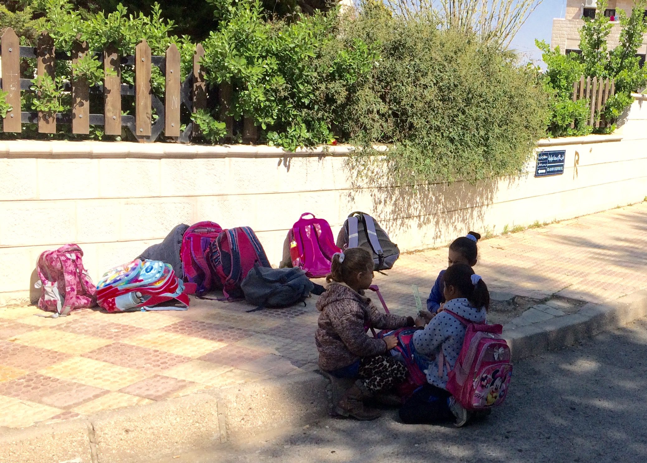 skolepiger_venter_pa_skolebussen2