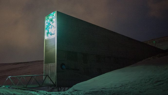 1280px-svalbard_global_seed_vault_23273281972_cropped