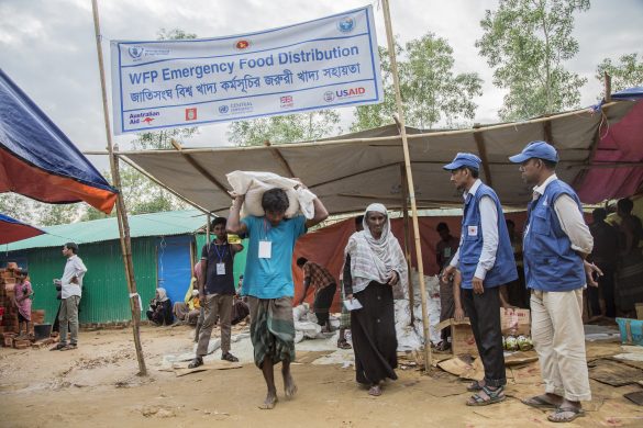 Hundredetusinder af rohingyaer bor i flygtningelejre i det østlige Bangladesh.