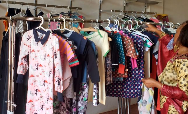 elizabeth_kodio_haenger_toej_op_i_euroshop