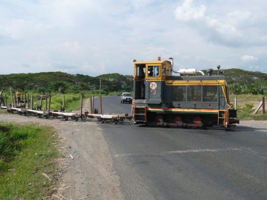 fiji_sugar_locomotive_21_at_nadi_back_road_crossing