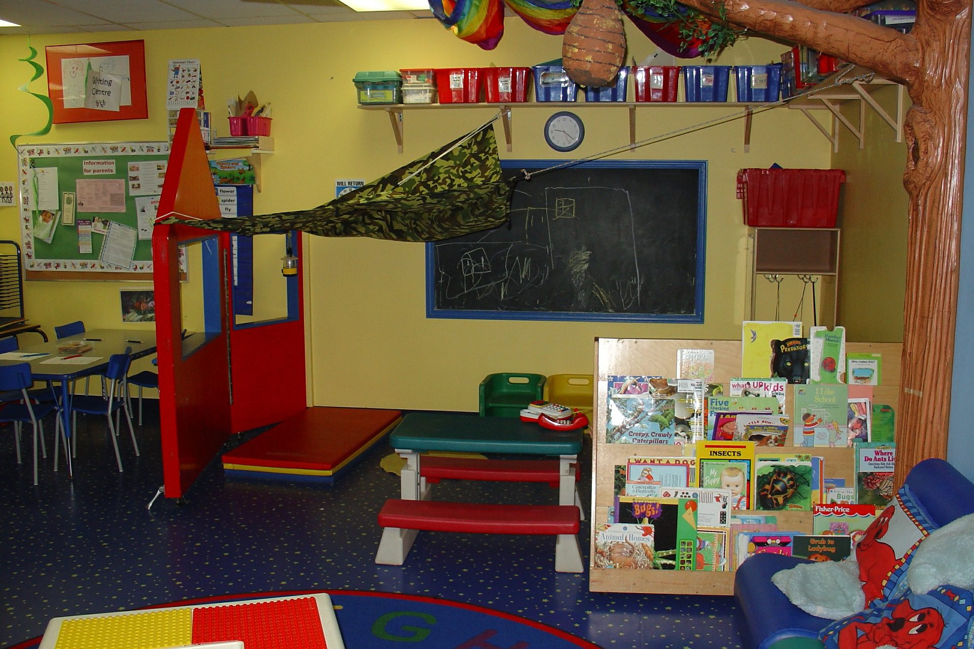 kindergarden-569198_1920