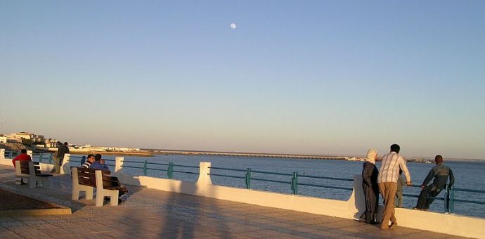 800px-borde_de_la_peninsula_de_rio_de_oro_en_dajla_sahara_occidental_hugues