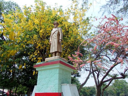 aung_san_statue_-_panoramio