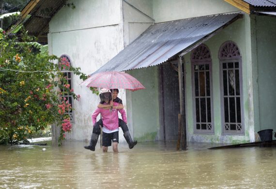 rs10924_indonesia_2014_jeffrey_flooding09-pouljeffrey