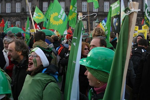 800px-green_bloc_at_the_copenhagen_climate_demo_full_voice_4186296286