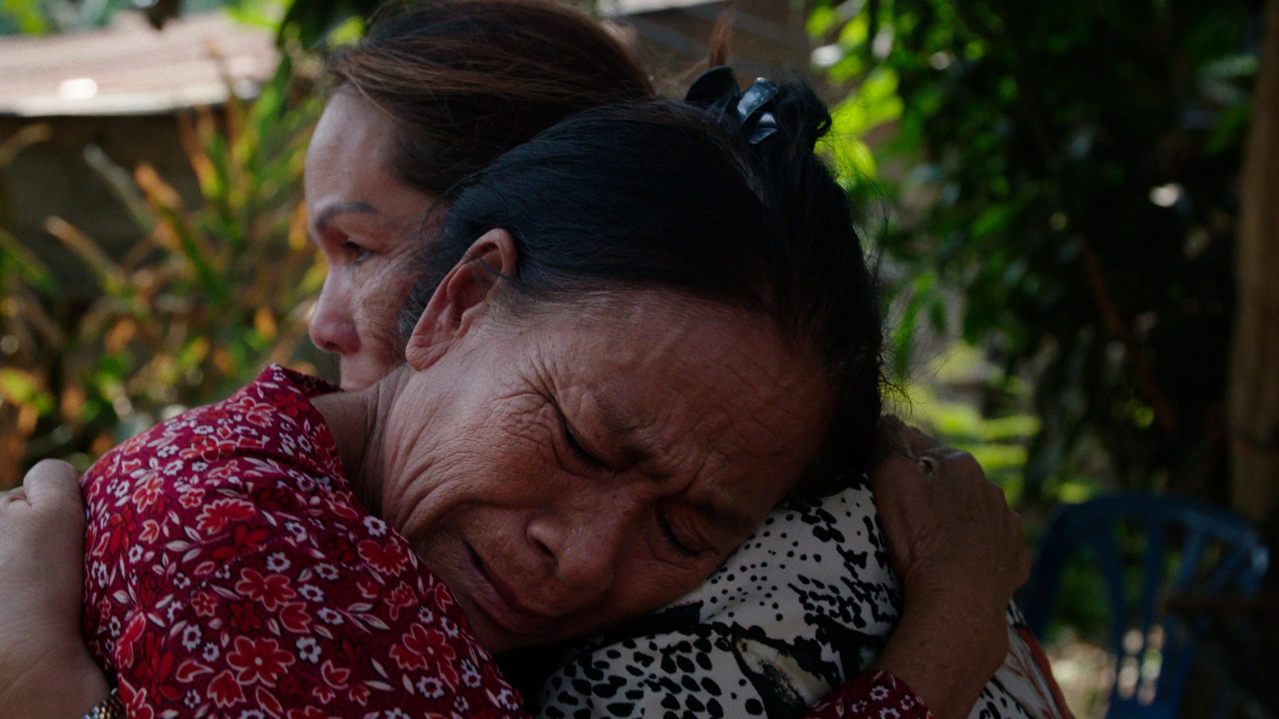 sommai_and_her_sister_muk_hugging_before_sommai_leaves_for_denmark_photo_by_henrik_bohn_ipsen1