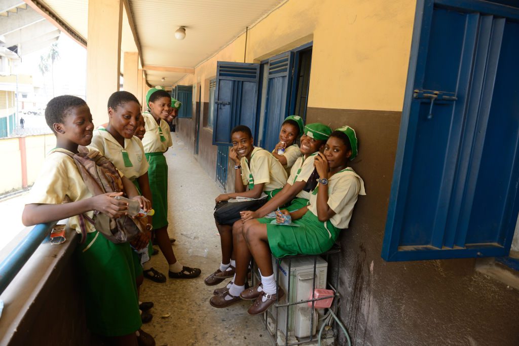 gettyimages-648348944_skolepiger_nigeria