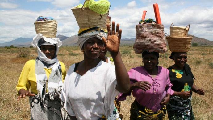 kvinder_paa_vej_til_markedet_afrika_pernille