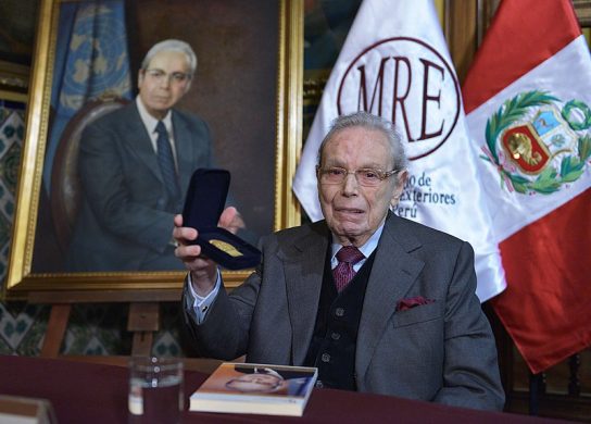 800px-presentacion_del_libro_javier_perez_de_cuellar-_un_peruano_al_servicio_de_la_paz_mundial