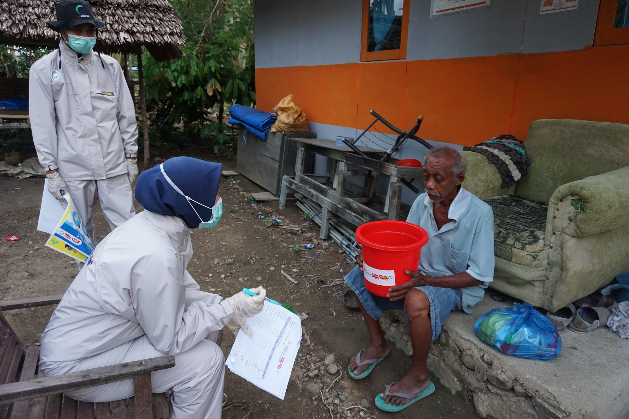 globaleseniorerbangga_landsby_i_indonesien_fordeling_af_mad_og_sanitets_udstyr_credit_yakkum_emergency_unit-helpage_international