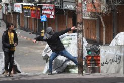 Israelske styrker forsøger at bremse protester i den palæstinensiske by Hebron, og palæstinensere svarer igen ved at kaste sten mod soldaterne.