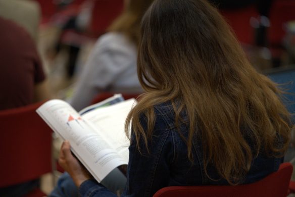 Kvinde læser i rapport