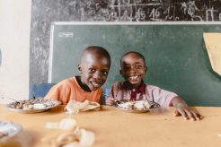 Nyt dansk offentligt-privat partnerskab skal tilbyde skolebørn i Uganda, Rwanda og Kenya et lokalproduceret skolemåltid de næste tre år.